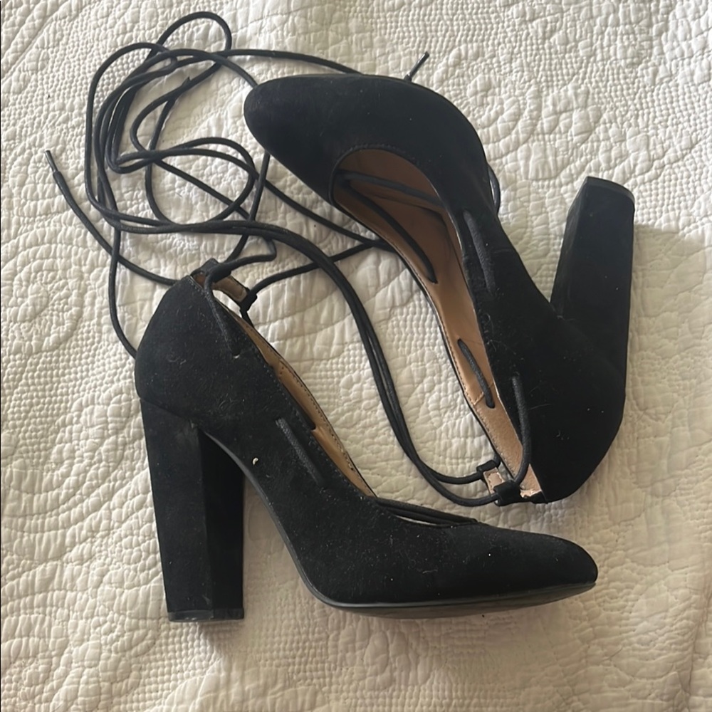 5/$25 Elegant Black lace up Heels